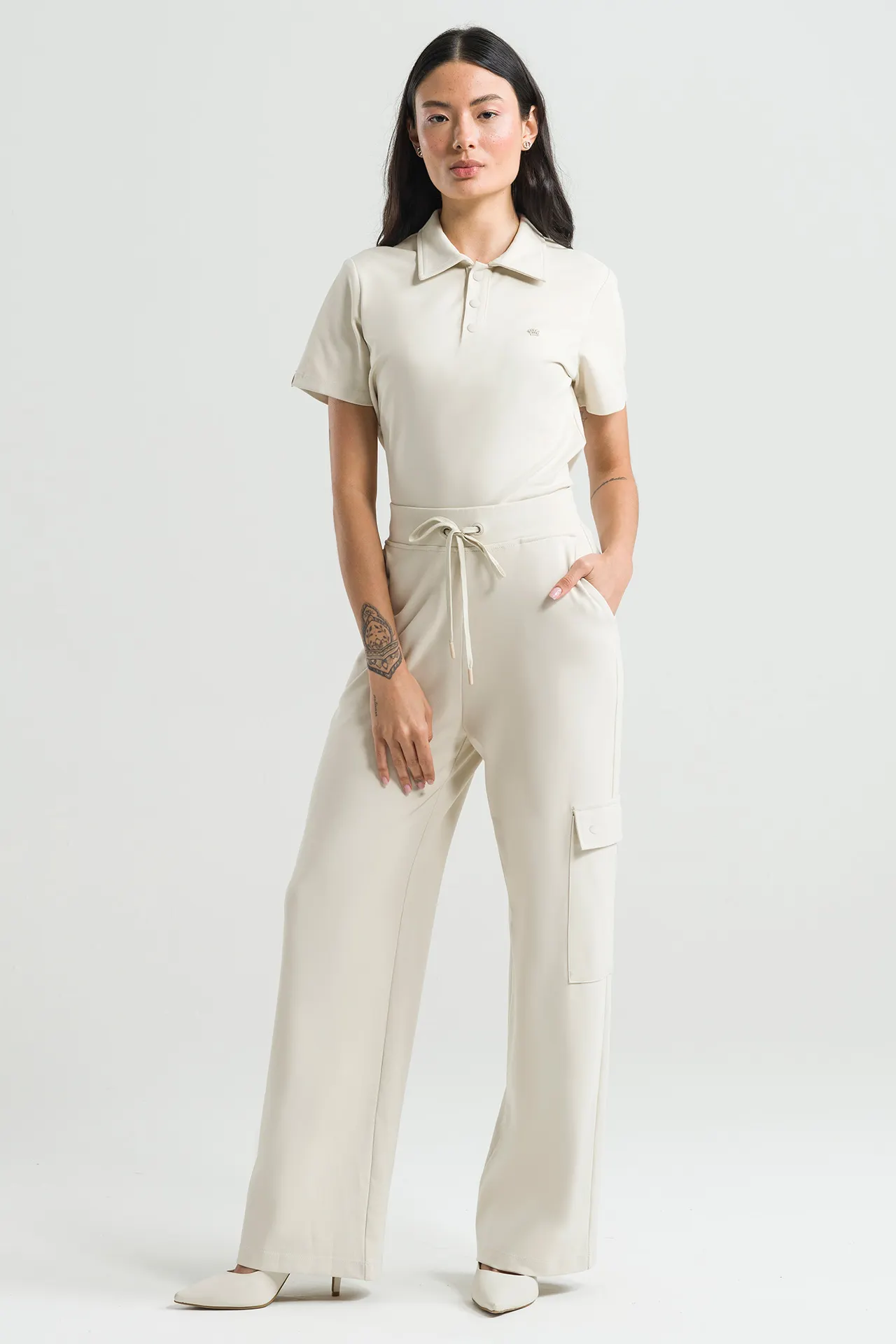 Scrub Polo bege feminino — Sofisticado — Reluz Jalecos